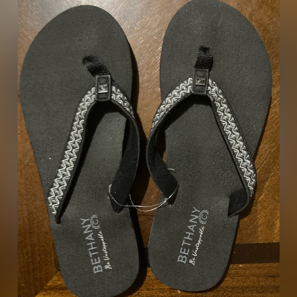 NWT Bethany Black Flip Flops for Women Size 7